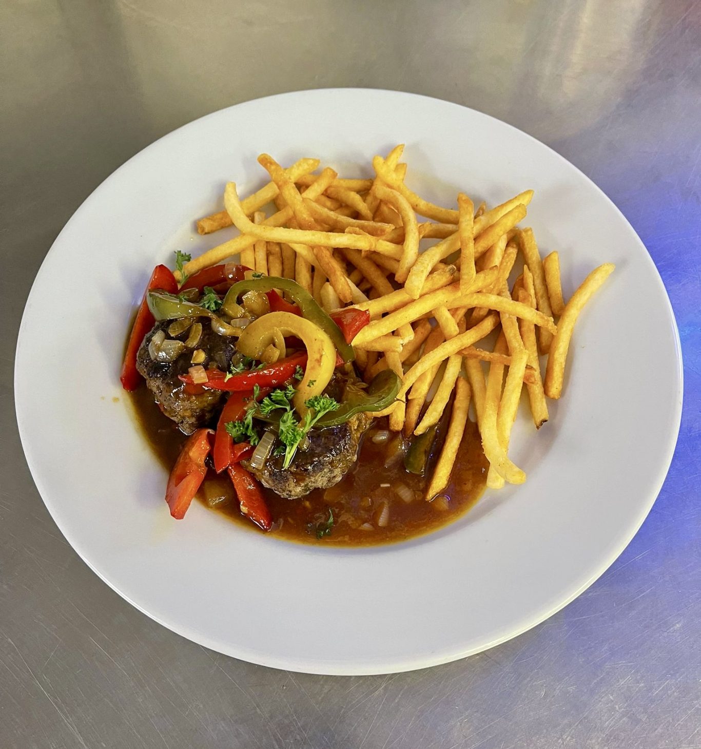 Frisch zubereitetes Gericht mit Pommes und Beilagen im Wirtshaus Krone. Gericht mit Pommes und Beilagen im Wirtshaus Krone