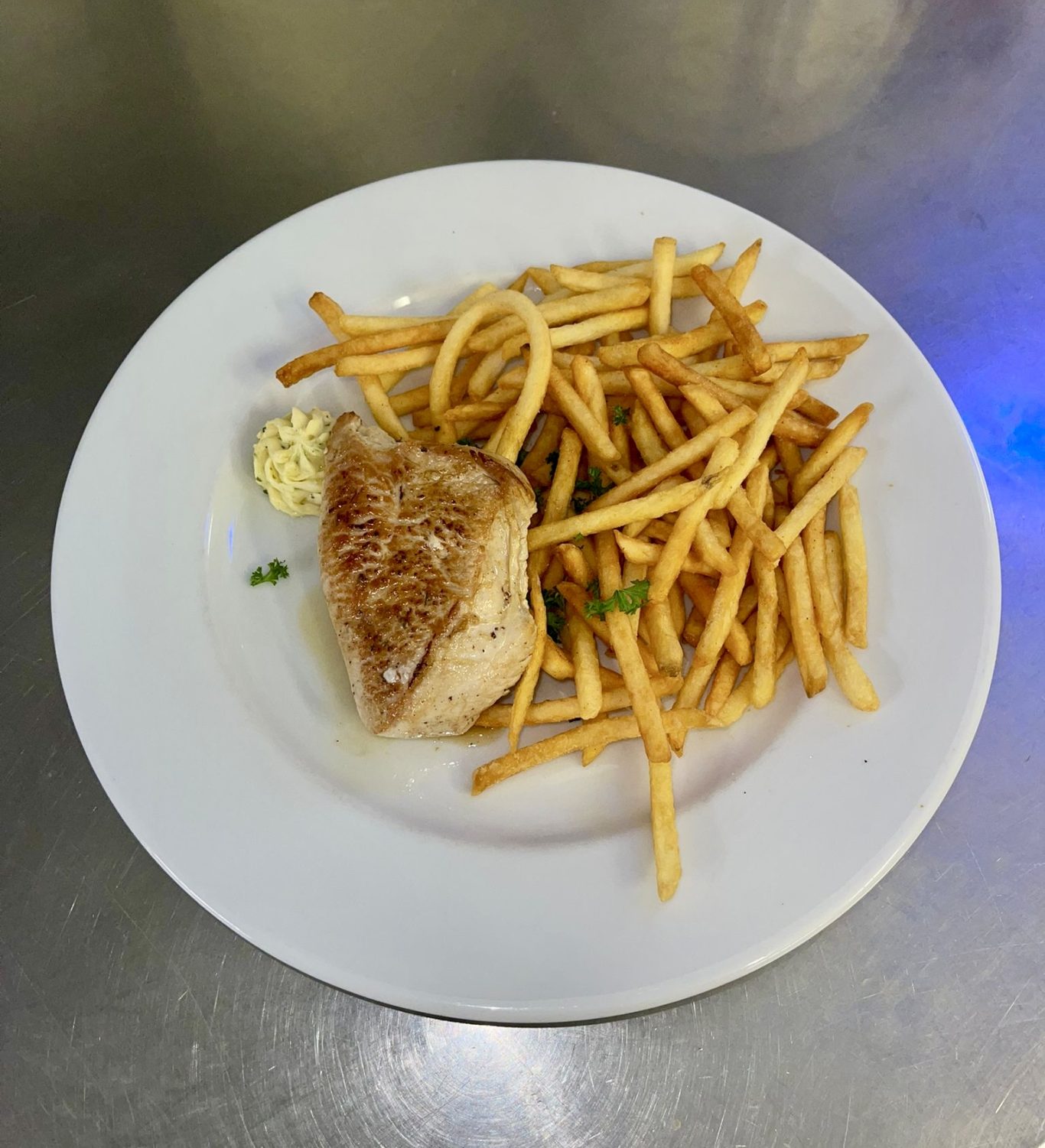 Fleischgericht mit Pommes Gericht mit Fleisch und Pommes im Wirtshaus Krone